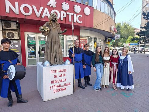 statuile vivante care anunta inceperea festivalului medieval si au facut aparitia in suceava