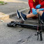 trotinetele electrice continua sa provoace accidente un minor de 13 ani si a fracturat o mana dupa ce a cazut pe asfalt