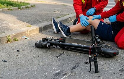 trotinetele electrice continua sa provoace accidente un minor de 13 ani si a fracturat o mana dupa ce a cazut pe asfalt