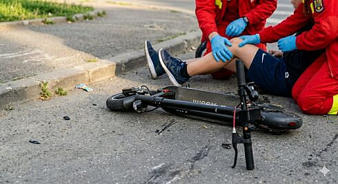 trotinetele electrice continua sa provoace accidente un minor de 13 ani si a fracturat o mana dupa ce a cazut pe asfalt
