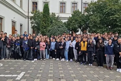 260 de elevi din Vatra Dornei au adunat 347 de saci cu deșeuri în campania Let's Do It