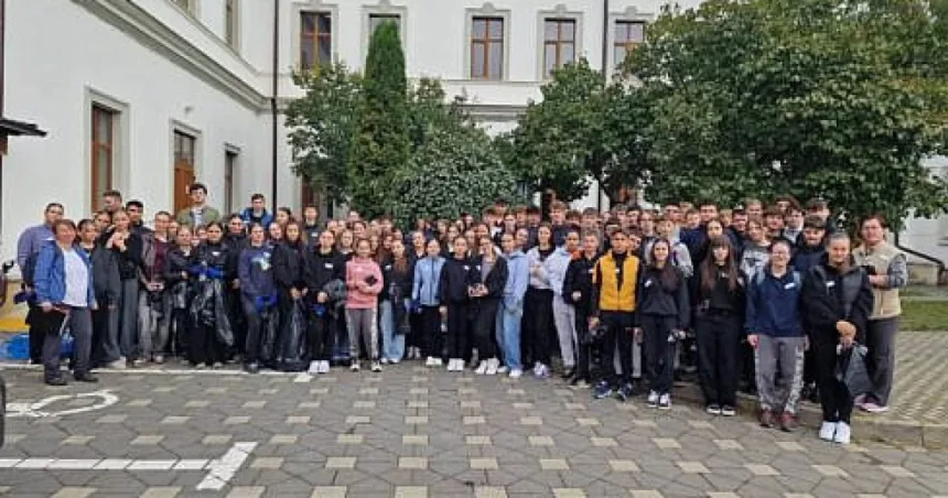 260 de elevi din Vatra Dornei au adunat 347 de saci cu deșeuri în campania Let's Do It
