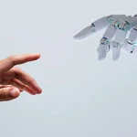 9 din 10 tineri din Gen Z folosesc AI; jumătate dintre români nu recunosc textele AI