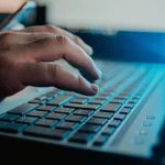 A fost înșelat cu 1.000 de lei la vânzarea unui laptop pe un magazin online renumit