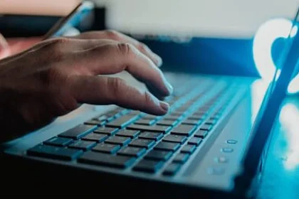A fost înșelat cu 1.000 de lei la vânzarea unui laptop pe un magazin online renumit