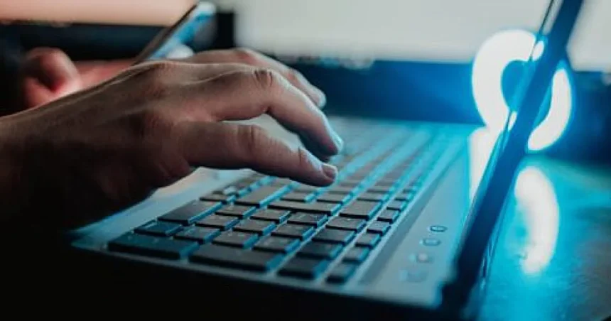 A fost înșelat cu 1.000 de lei la vânzarea unui laptop pe un magazin online renumit