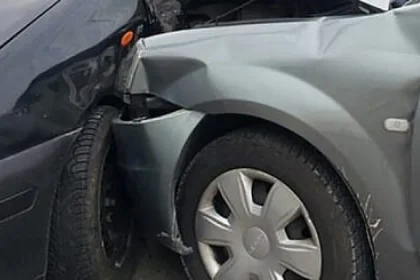 Accident la Burla: două femei la volanul unor Audi s-au ciocnit, una a fost dusă la spital