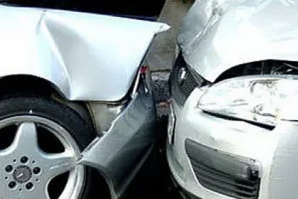 Accident la Liteni: două mașini s-au ciocnit din cauza neacordării de prioritate