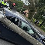 Accident pe Calea Unirii din Suceava: mașină a doborât un stâlp. Doi răniți