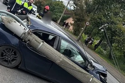 Accident pe Calea Unirii din Suceava: mașină a doborât un stâlp. Doi răniți