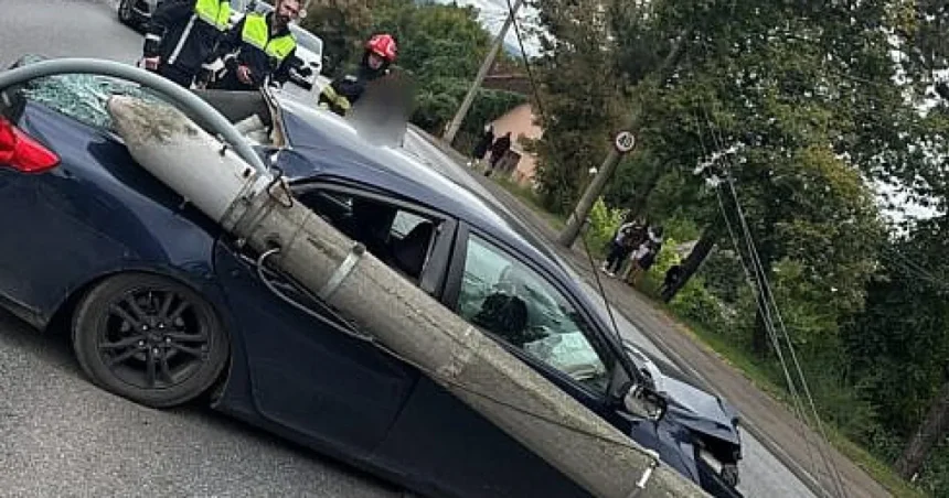 Accident pe Calea Unirii din Suceava: mașină a doborât un stâlp. Doi răniți