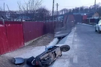 Adolescenți cu motocicletă furată, accident în Dărmănești