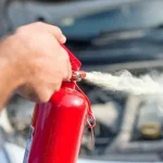 Autoutilitară incendiată în Șcheia de jarul rămas după arderea deșeurilor