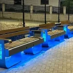 Bănci inteligente în Sucevița, unicat în județul Suceava: internet și încărcare telefon