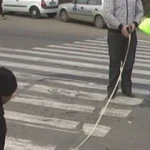 Bărbat accidentat pe trecerea de pietoni din Rădăuți, proiectat pe șosea de o mașină