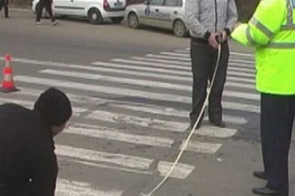 Bărbat accidentat pe trecerea de pietoni din Rădăuți, proiectat pe șosea de o mașină