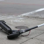 Bărbat cu 1,48 mg/l alcool în aer, spitalizat după cădere cu trotineta