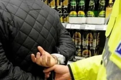 Bărbat cu probleme psihice, dus la Psihiatrie după scandal și furt într-un magazin