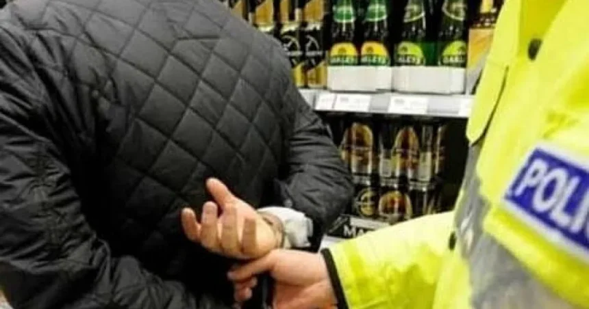 Bărbat cu probleme psihice, dus la Psihiatrie după scandal și furt într-un magazin