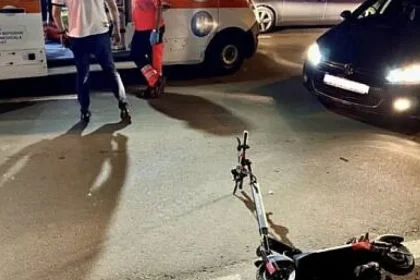 Bărbat cu trotinetă electrică, lovit de o mașină după ce a coborât de pe trotuar