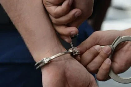 Bărbat din Frătăuții Noi, arestat după ce și-a agresat soția în grădină