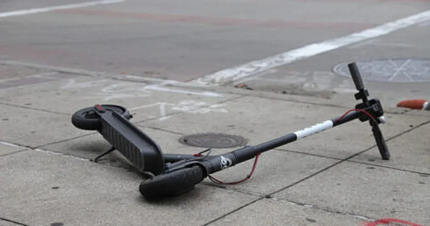 Bărbat în stare gravă după ce a căzut cu trotineta electrică în Siret, băut și cu viteză