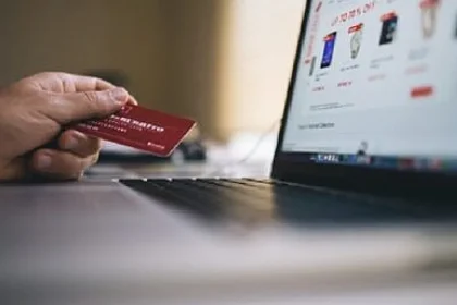 Bărbat păcălit pe OLX cu 480 de lei când încerca să vândă o pereche de căști