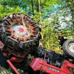 Bărbat prins sub tractorul răsturnat în timp ce lucra pe propriul ogor