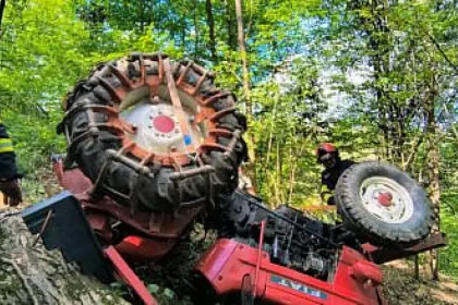 Bărbat prins sub tractorul răsturnat în timp ce lucra pe propriul ogor