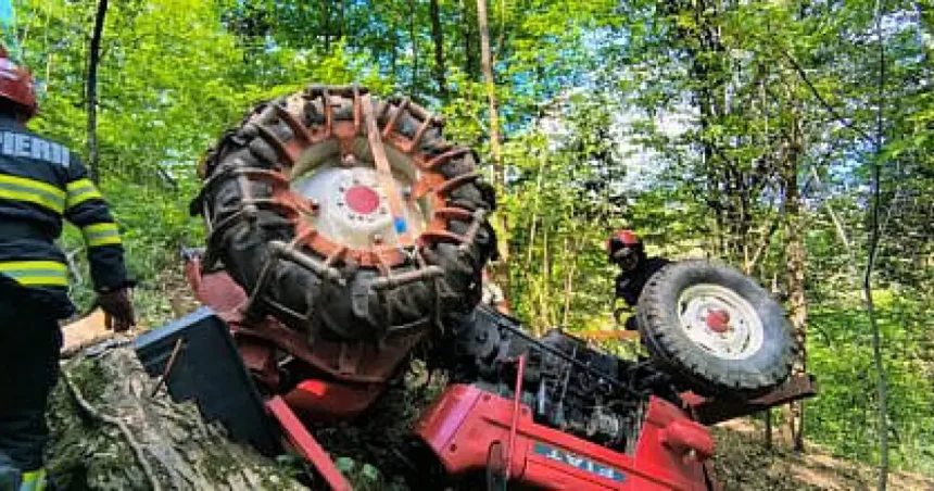 Bărbat prins sub tractorul răsturnat în timp ce lucra pe propriul ogor