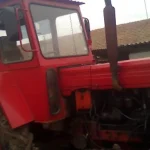 Bărbat rănit grav după ce tractorul a trecut peste el