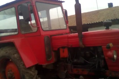 Bărbat rănit grav după ce tractorul a trecut peste el