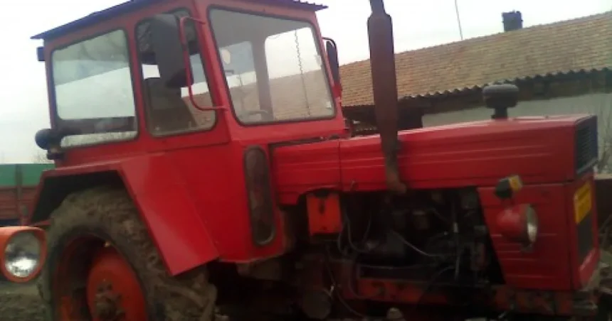 Bărbat rănit grav după ce tractorul a trecut peste el