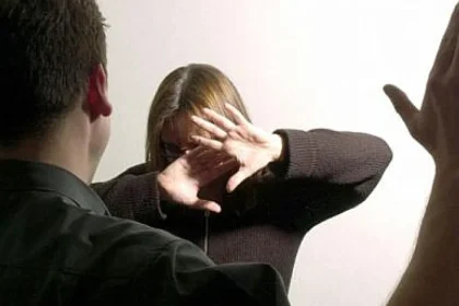 Bătaie între concubini la Sulița: el, încătușat și obligat să stea la 100 m de ea