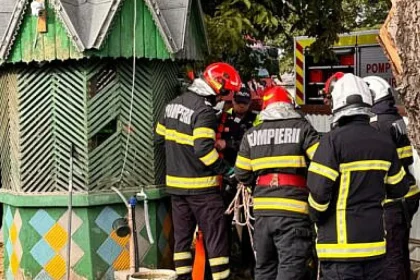 Bătrân de 86 de ani din Zvoriștea, salvat de pompieri dintr-o fântână de 8 metri