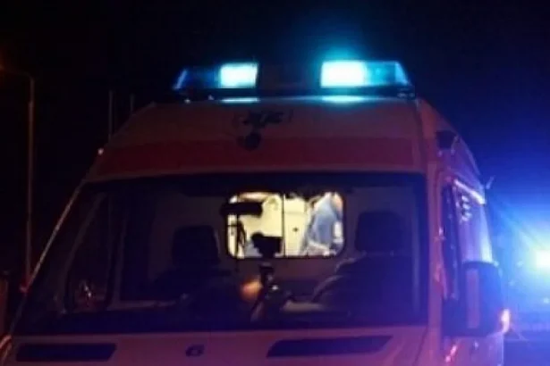 Bătrână de 60 de ani înjunghiată de fiu, la Petia, ajunsă în stare gravă la spital