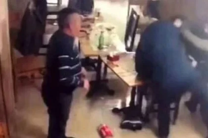 Bătuți în fața unui bar din Suceava pentru că s-au uitat „provocator” la agresori
