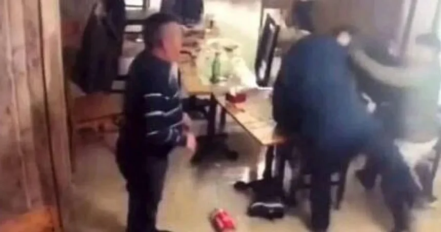 Bătuți în fața unui bar din Suceava pentru că s-au uitat „provocator” la agresori