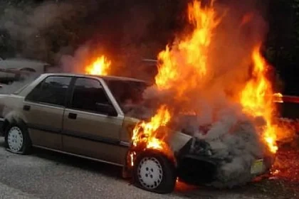 Beție, gelozie și foc: tânără din Fălticeni a incendiat mașina rivalei