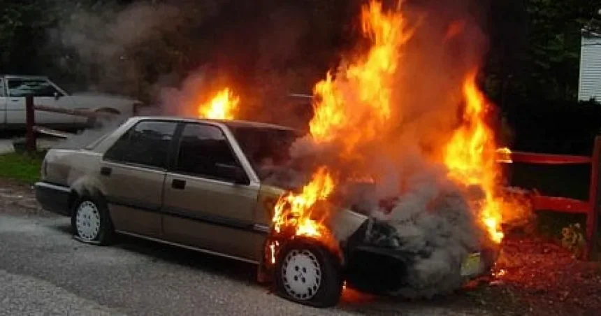 Beție, gelozie și foc: tânără din Fălticeni a incendiat mașina rivalei