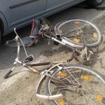Biciclist beat de 70 de ani, fără vestă, lovit de mașină la Baia după viraj brusc