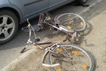 Biciclist beat de 70 de ani, fără vestă, lovit de mașină la Baia după viraj brusc