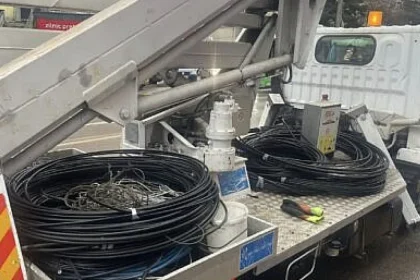 Cablurile aeriene din Suceava trec în subteran. Operatorii au 180 de zile