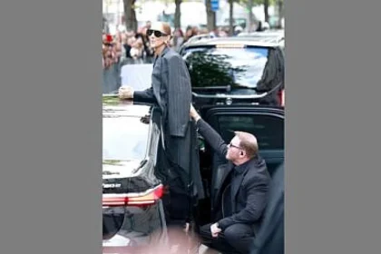 Céline Dion, sprijinită de bodyguard pentru a-și menține echilibrul
