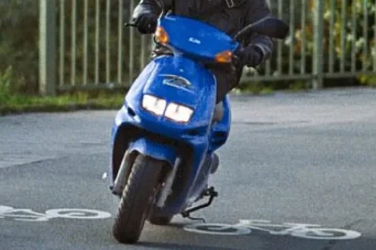 Copil de 8 ani, acroșat de moped la Ciprian Porumbescu