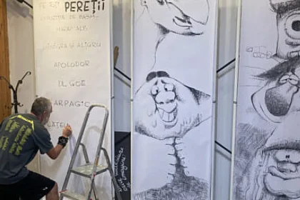 Cu cărțile pe toți pereții – expoziția De Basm care reinventează poveștile clasice