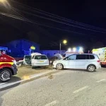 Doi adulți și trei copii spitalizați după un accident grav cu două mașini la Costâna