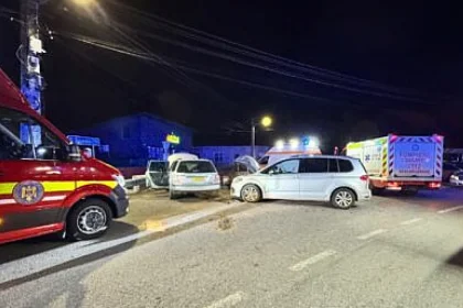 Doi adulți și trei copii spitalizați după un accident grav cu două mașini la Costâna