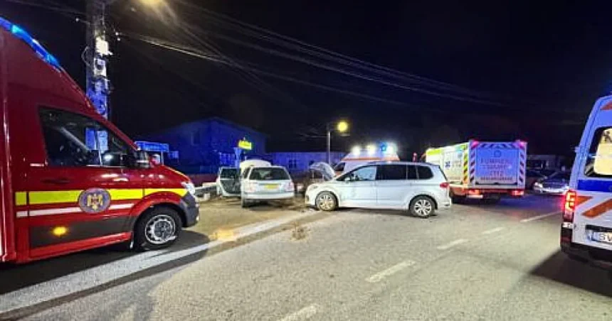 Doi adulți și trei copii spitalizați după un accident grav cu două mașini la Costâna