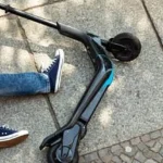 Doi minori răniți după căderea cu trotineta electrică la Stroiești